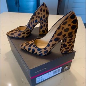NIB Vince Camuto Leopard Block Heel CalfHair Pumps